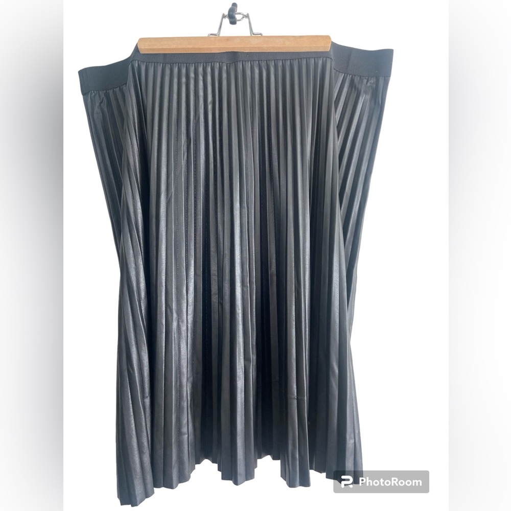 Joe Fresh black pleated faux leather skirt size 2x